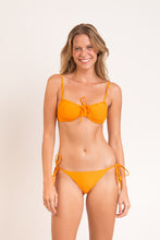 Cargar imagen en el visor de la galería, Model Front: Rio De Sol Sostén Top Dots-Mango Balconet-Tie