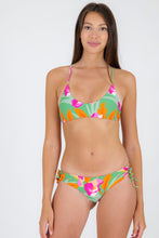 Cargar imagen en el visor de la galería, Model Front: Rio De Sol Sostén Top Green-Bloom Bralette