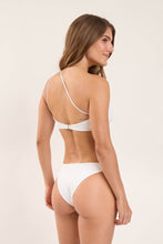 Cargar imagen en el visor de la galería, Model Back: Rio De Sol Conjunto Set Sand-White Kora Leblon