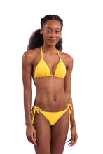 Cargar imagen en el visor de la galería, Model Front: Rio De Sol Sostén Top Malibu-Yellow Tri-Inv