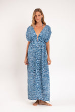 Cargar imagen en el visor de la galería, Model Front: Rio De Sol Vestido De Playa Chuva Long Dress Soleil