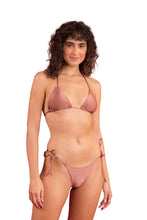 Cargar imagen en el visor de la galería, Model Front: Rio De Sol Conjunto Set Shimmer-Copper Tri-Inv Cheeky-Tie