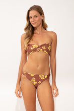 Cargar imagen en el visor de la galería, Model Front: Wednesday In Hawaii By Rio De Sol Sostén Top Pua-Coco-Lilikoi Lani