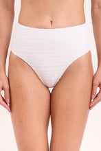 Cargar imagen en el visor de la galería, Gallery: Rio De Sol Bragas Bottom Memphis-White Hotpants