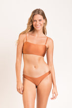Cargar imagen en el visor de la galería, Model Front: Rio De Sol Conjunto Set Nocciola Bandeau-Reto High-Leg