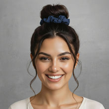 Cargar imagen en el visor de la galería, Model Front: Rio De Sol Accesorios Para El Cabello Navy Scrunchie