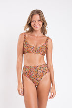 Cargar imagen en el visor de la galería, Model Front: Rio De Sol Bragas Bottom Bouquet Hotpants