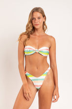 Cargar imagen en el visor de la galería, Model Front: Rio De Sol Sostén Top Revelry Bandeau-Joy