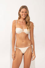 Cargar imagen en el visor de la galería, Model Front: Rio De Sol Bragas Bottom Malibu-Natural Cheeky-Tie