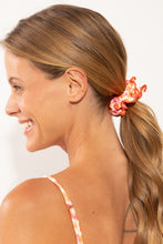 Cargar imagen en el visor de la galería, Model Front: Rio De Sol Accesorios Para El Cabello Ditsy-Butter Scrunchie