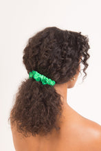 Cargar imagen en el visor de la galería, Model Front: Rio De Sol Accesorios Para El Cabello Dots-Energy Scrunchie