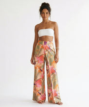 Cargar imagen en el visor de la galería, Model Front: Rio De Sol Pantalones De Playa Oasis Wide Pants