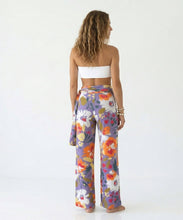 Cargar imagen en el visor de la galería, Model Back: Rio De Sol Pantalones De Playa Garden-Flower Pants Knot
