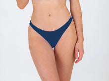 Cargar imagen en el visor de la galería, Model Front: Rio De Sol Bragas Bottom Navy Essential-Comfy