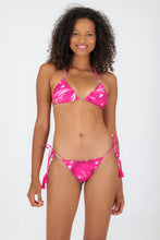 Cargar imagen en el visor de la galería, Model Front: Rio De Sol Bragas Bottom Pink-Palms Frufru