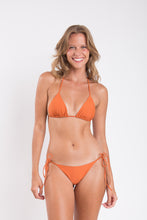Cargar imagen en el visor de la galería, Model Front: Rio De Sol Bragas Bottom Ocre Lacinho