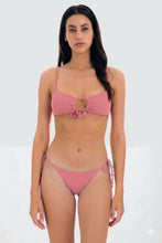 Cargar imagen en el visor de la galería, Model Front: Rio De Sol Sostén Top Confetti Mila