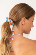 Cargar imagen en el visor de la galería, Model Front: Rio De Sol Accesorios Para El Cabello Ditsy-Sky Scrunchie