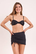 Cargar imagen en el visor de la galería, Model Front: Rio De Sol Falda De Playa Black Mini Skirt Ruched