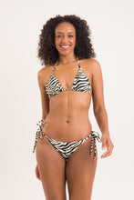 Cargar imagen en el visor de la galería, Model Front: Rio De Sol Bragas Bottom Wild-Black Lacinho