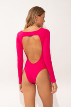 Cargar imagen en el visor de la galería, Model Back: Wednesday In Hawaii By Rio De Sol Una Pieza Guava Surf