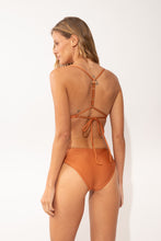 Cargar imagen en el visor de la galería, Model Back: Rio De Sol Bragas Bottom Shimmer-Nocciola Essential-Comfy