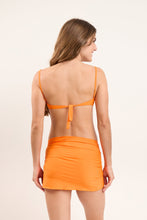 Cargar imagen en el visor de la galería, Model Back: Rio De Sol Falda De Playa Bio-Laranjada Skirt Knot