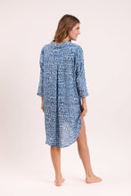 Cargar imagen en el visor de la galería, Model Back: Rio De Sol Vestido Camidero Chuva Chemise Gabriele