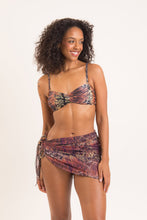 Cargar imagen en el visor de la galería, Model Front: Rio De Sol Falda De Playa Cobra Mini-Sarong
