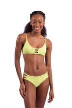 Cargar imagen en el visor de la galería, Model Front: Rio De Sol Sostén Top Bora-Citrus Bra-Trio