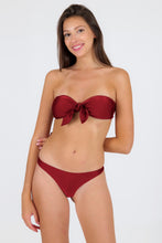 Cargar imagen en el visor de la galería, Model Front: Rio De Sol Conjunto Set Shimmer-Divino Bandeau-Knot Nice-Fio