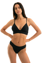 Cargar imagen en el visor de la galería, Model Front: Rio De Sol Sostén Top Cloque Preto Tri Cos