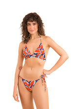 Cargar imagen en el visor de la galería, Model Front: Rio De Sol Sostén Top Leaves Tri-Cos