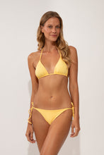 Cargar imagen en el visor de la galería, Model Front: Wednesday In Hawaii By Rio De Sol Sostén Top Lilikoi Kauai
