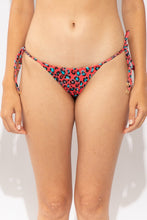 Cargar imagen en el visor de la galería, Gallery: Rio De Sol Bragas Bottom Coral-Feline Cheeky-Tie