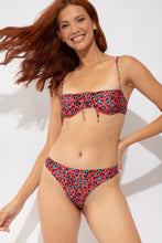 Cargar imagen en el visor de la galería, Image 06: Rio De Sol Sostén Top Coral-Feline Balconet-Tie