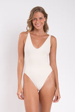 Cargar imagen en el visor de la galería, Model Front: Rio De Sol Una Pieza Malibu-Natural Sunny