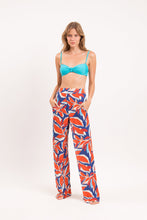Cargar imagen en el visor de la galería, Model Front: Rio De Sol Pantalones De Playa Leaves Wide Pants