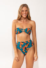 Cargar imagen en el visor de la galería, Model Front: Rio De Sol Bragas Bottom Luma Hotpants