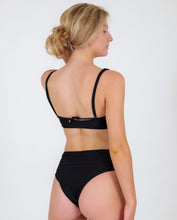 Cargar imagen en el visor de la galería, Image 06: Rio De Sol Conjunto Set Shimmer-Black Bandeau-Reto Hotpants