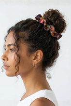 Cargar imagen en el visor de la galería, Model Front: Rio De Sol Accesorios Para El Cabello Fiore Scrunchie