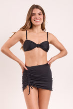Cargar imagen en el visor de la galería, Model Front: Rio De Sol Falda De Playa Black Mini Skirt Ruched