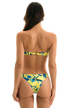 Cargar imagen en el visor de la galería, Model Back: Rio De Sol Bragas Bottom Lemon Flower Bandeau