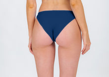 Cargar imagen en el visor de la galería, Model Back: Rio De Sol Bragas Bottom Navy Essential-Comfy