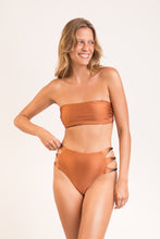Cargar imagen en el visor de la galería, Model Front: Rio De Sol Bragas Bottom Nocciola High-Waist-Spin