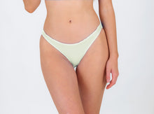Cargar imagen en el visor de la galería, Model Front: Rio De Sol Bragas Bottom Off-White Essential-Comfy