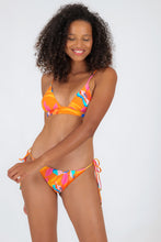 Cargar imagen en el visor de la galería, Model Front: Rio De Sol Bragas Bottom Orange-Bloom Ibiza