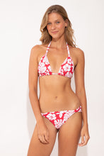 Cargar imagen en el visor de la galería, Model Front: Rio De Sol Bragas Bottom Pua-Hibiscus Mel