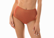 Cargar imagen en el visor de la galería, Model Front: Rio De Sol Bragas Calcinha Radiante Canela Hot Pant