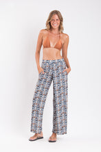 Cargar imagen en el visor de la galería, Model Front: Rio De Sol Pantalones De Playa Ikat Wide Pants